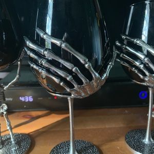 2 skeleton hand Wine glasses